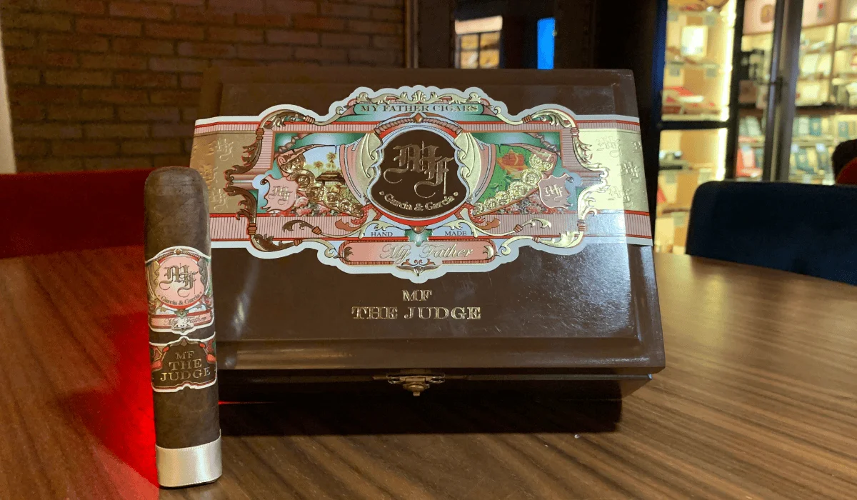 My Father The Judge Gran Robusto Cigarro #1 del año 2024 por Cigar Aficionado My Father The Judge Gran Robusto Cigarro #1 del año 2024 por Cigar Aficionado